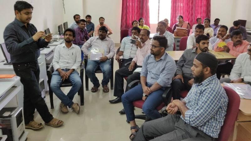 Dr. Sudhira HS introducing Foldscopes to participants at Veterinary College in Karnataka.